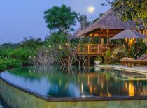 Villa Bayuh Sabbha, Bale Near Pool